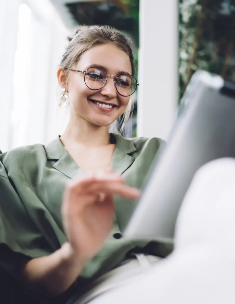 Entrepreneure travaillant sur un ordinateur portable