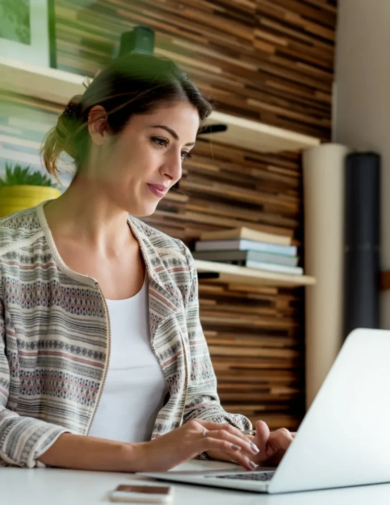 Entrepreneure utilisant son ordinateur portable dans un bureau