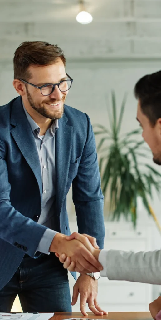 Deux professionnels se serrant la main lors d’un rendez-vous