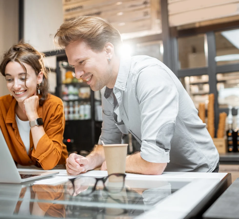 Deux entrepreneurs échangeant autour d’une table de travail