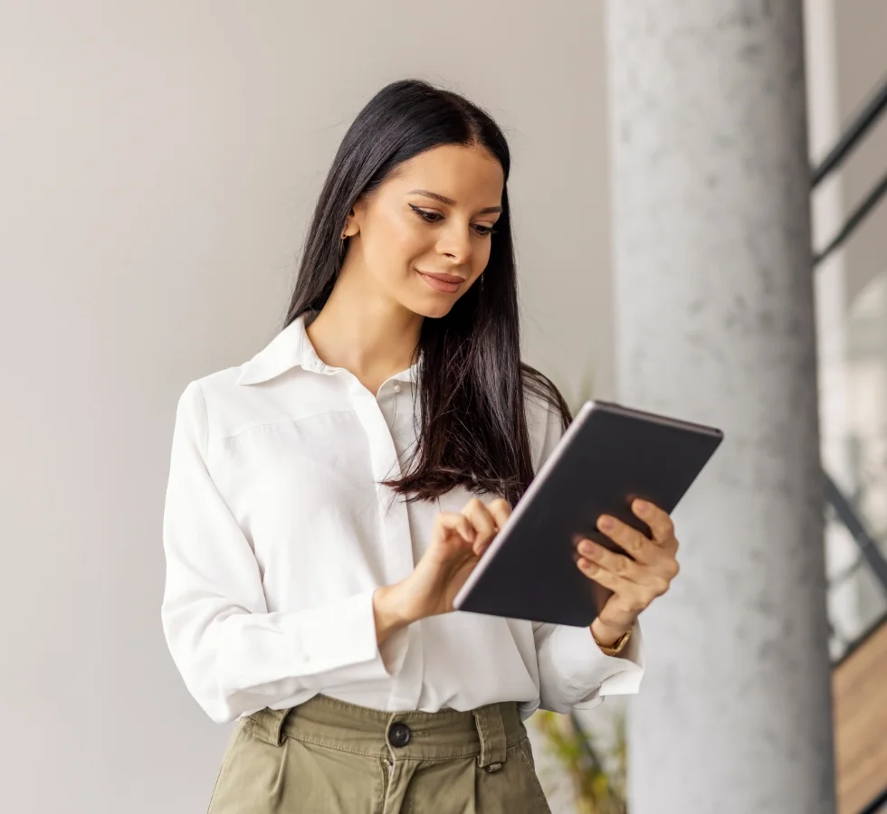 Entrepreneure utilisant une tablette pour gérer ses factures