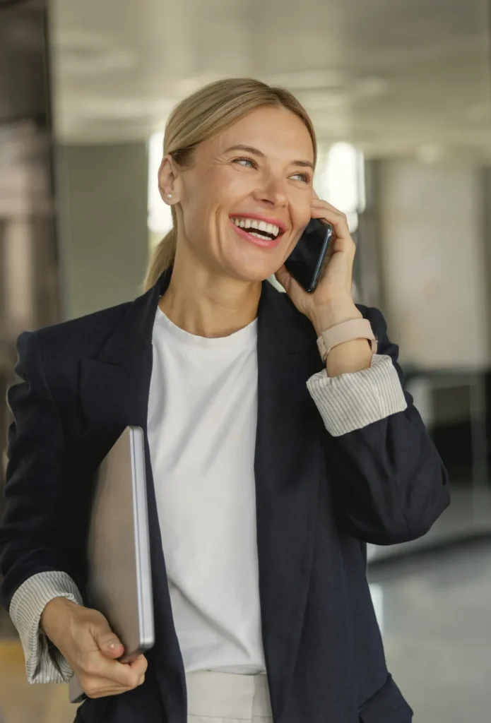 Entrepreneure au téléphone, dossiers sous le bras
