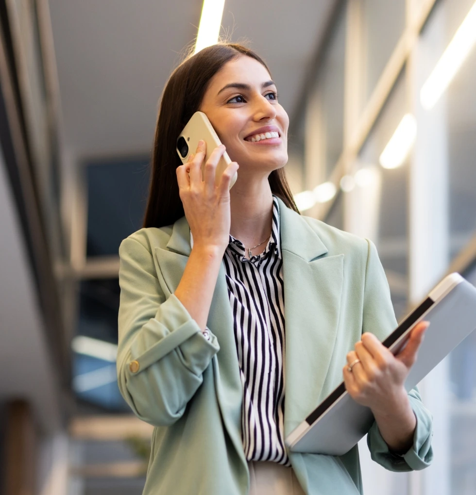 Cheffe d’entreprise au téléphone, porte-documents à la main