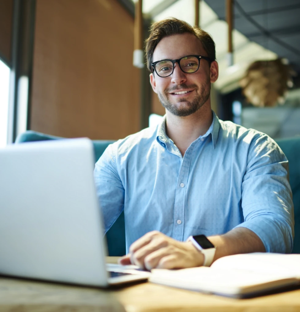 Entrepreneur travaillant sur son ordinateur portable