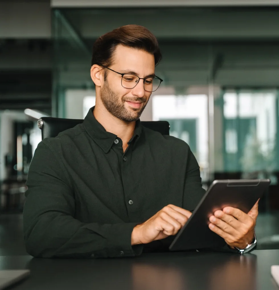 Futur dirigeant consultant une tablette