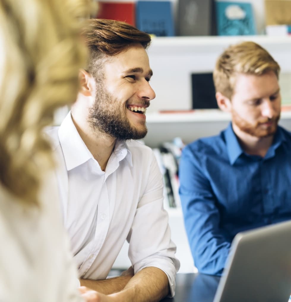 Deux collaborateurs échangeant dans un espace de travail