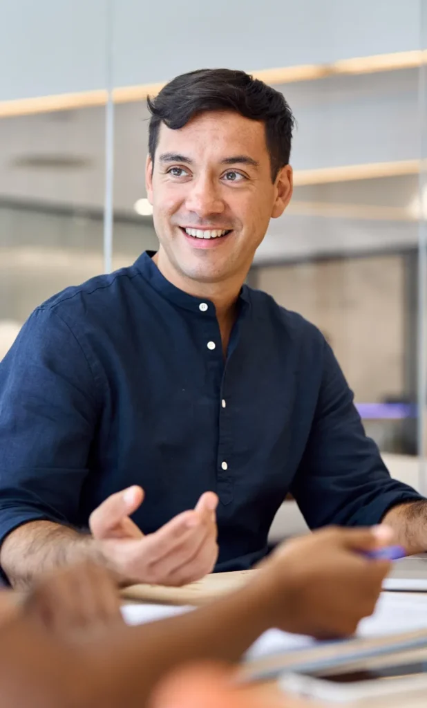 Dirigeant souriant lors d’une réunion