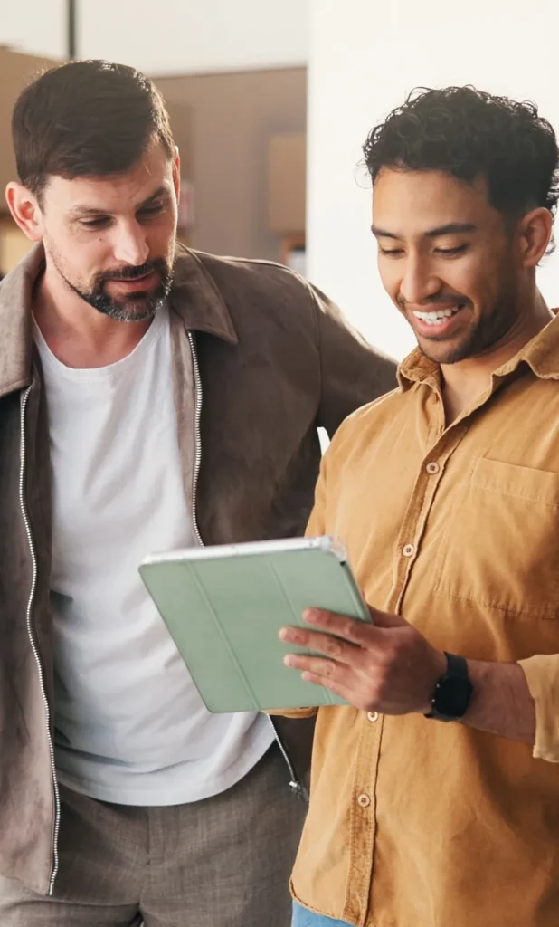 Deux collaborateurs consultant une tablette