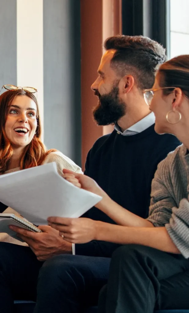 Entrepreneurs échangeant autour de documents
