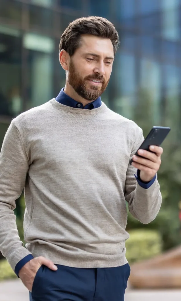 Entrepreneur consultant son smartphone