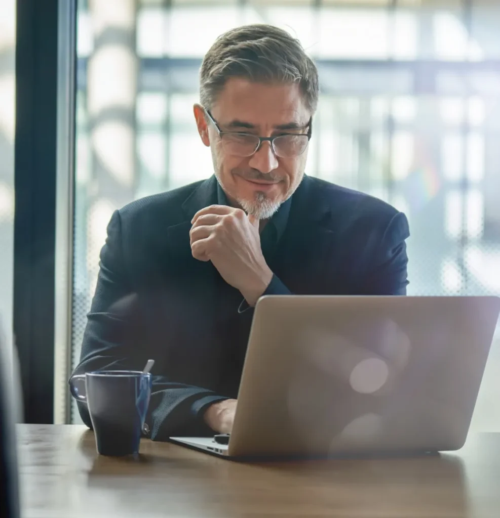 Dirigeant consultant ses données de gestion sur un ordinateur portable
