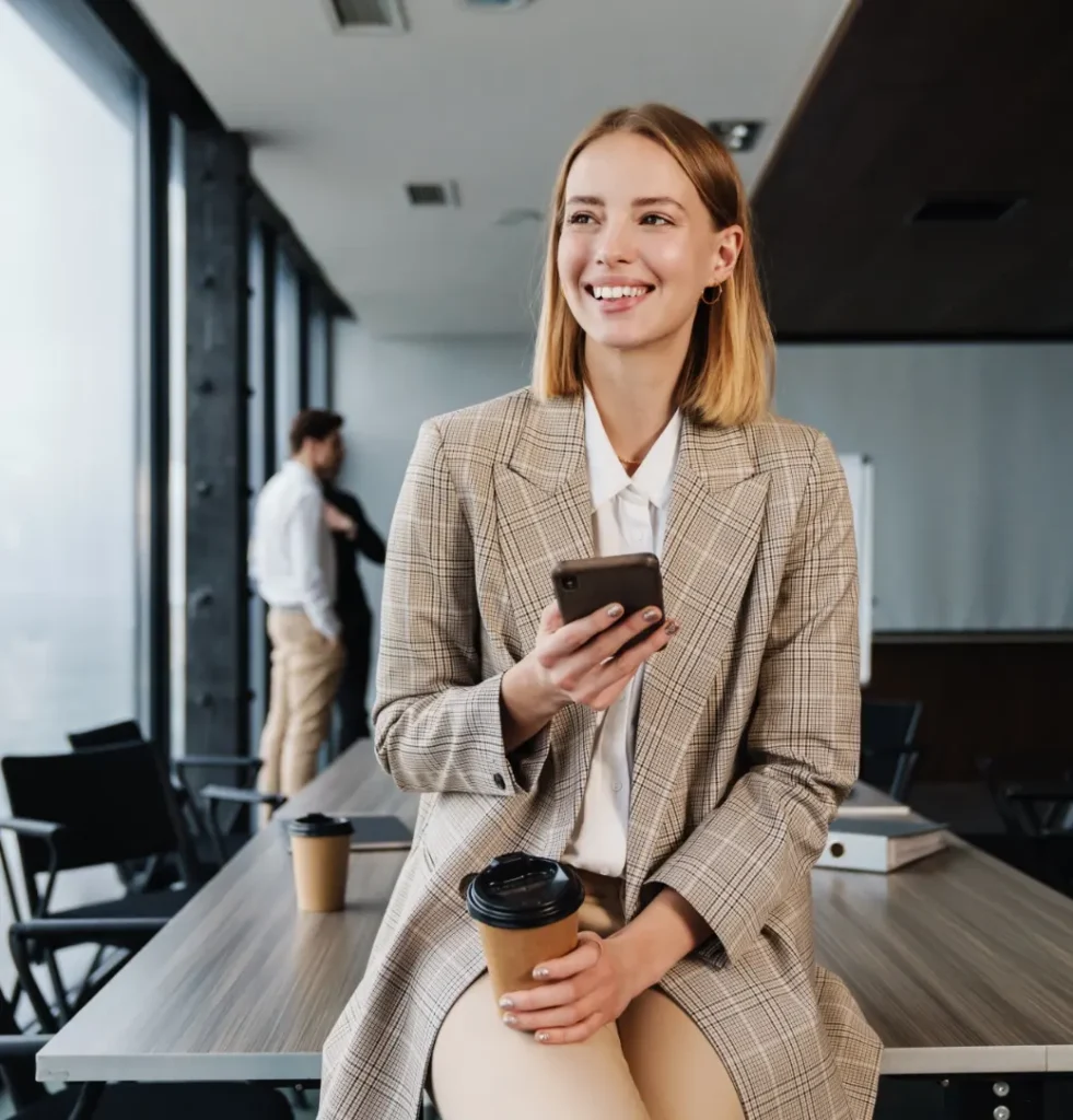 Cheffe d’entreprise consultant son smartphone