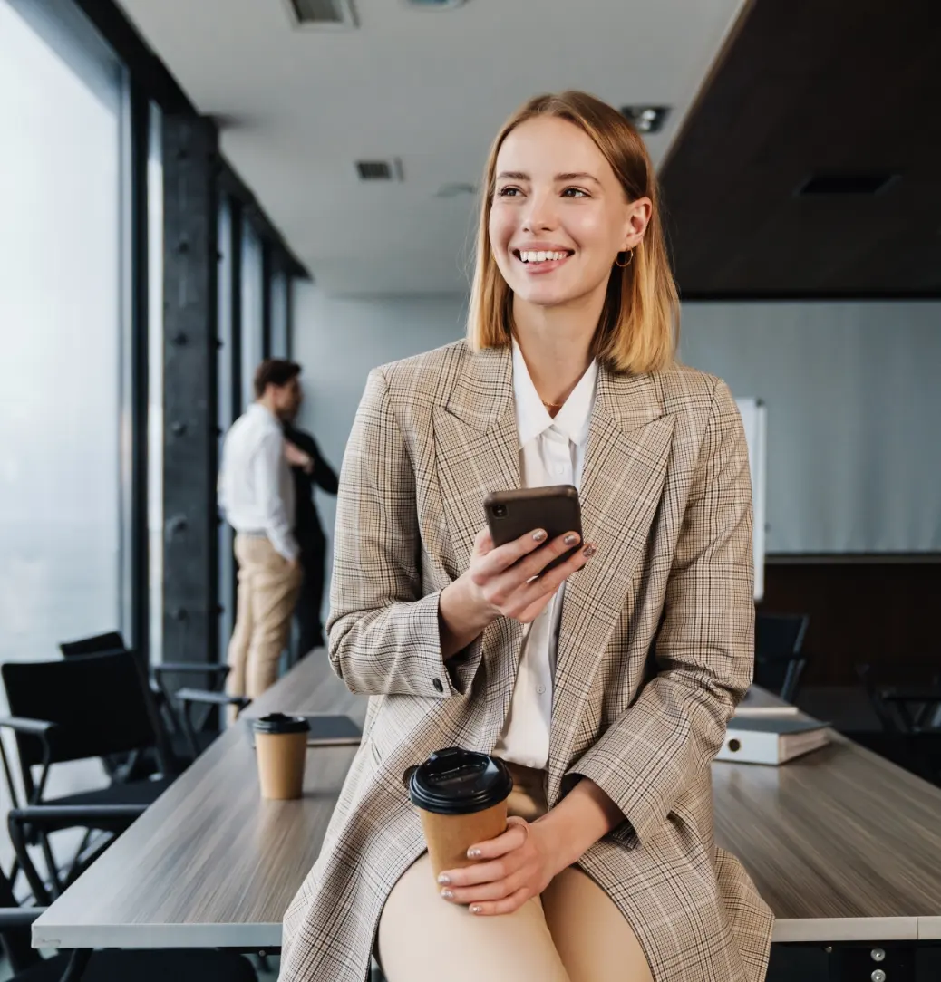 Cheffe d’entreprise consultant son smartphone