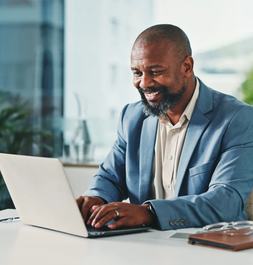 Entrepreneur travaillant sur son ordinateur portable