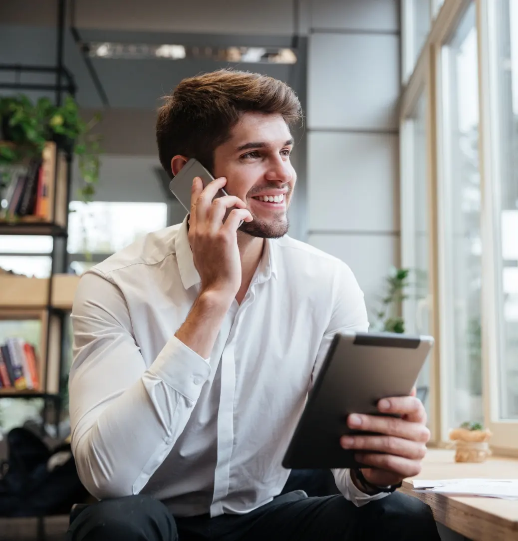 Entrepreneur au téléphone, une tablette à la main